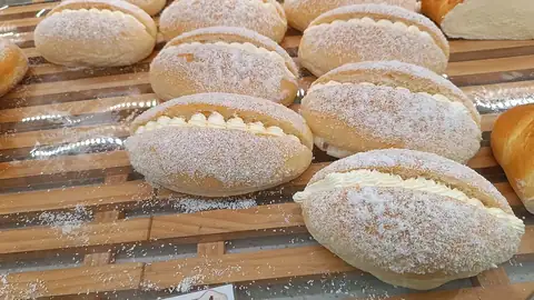 Sugar-topped cream buns