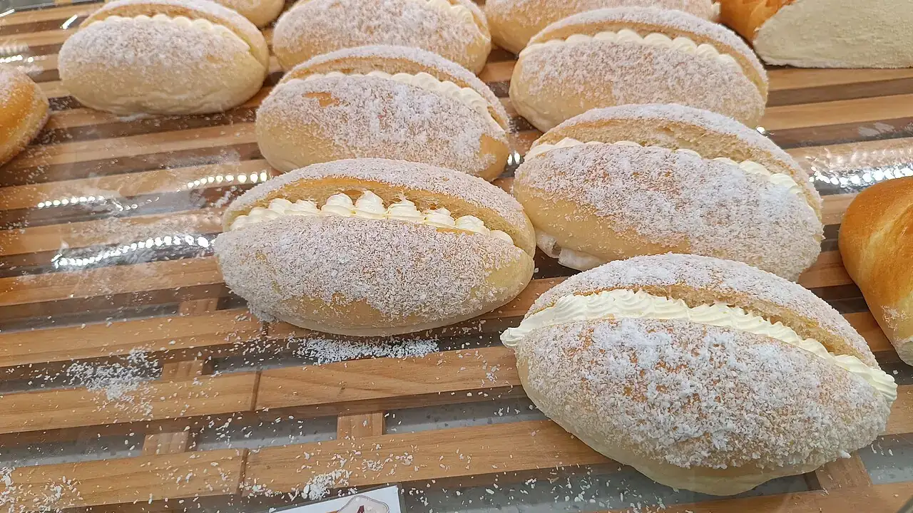 Sugar-topped cream buns